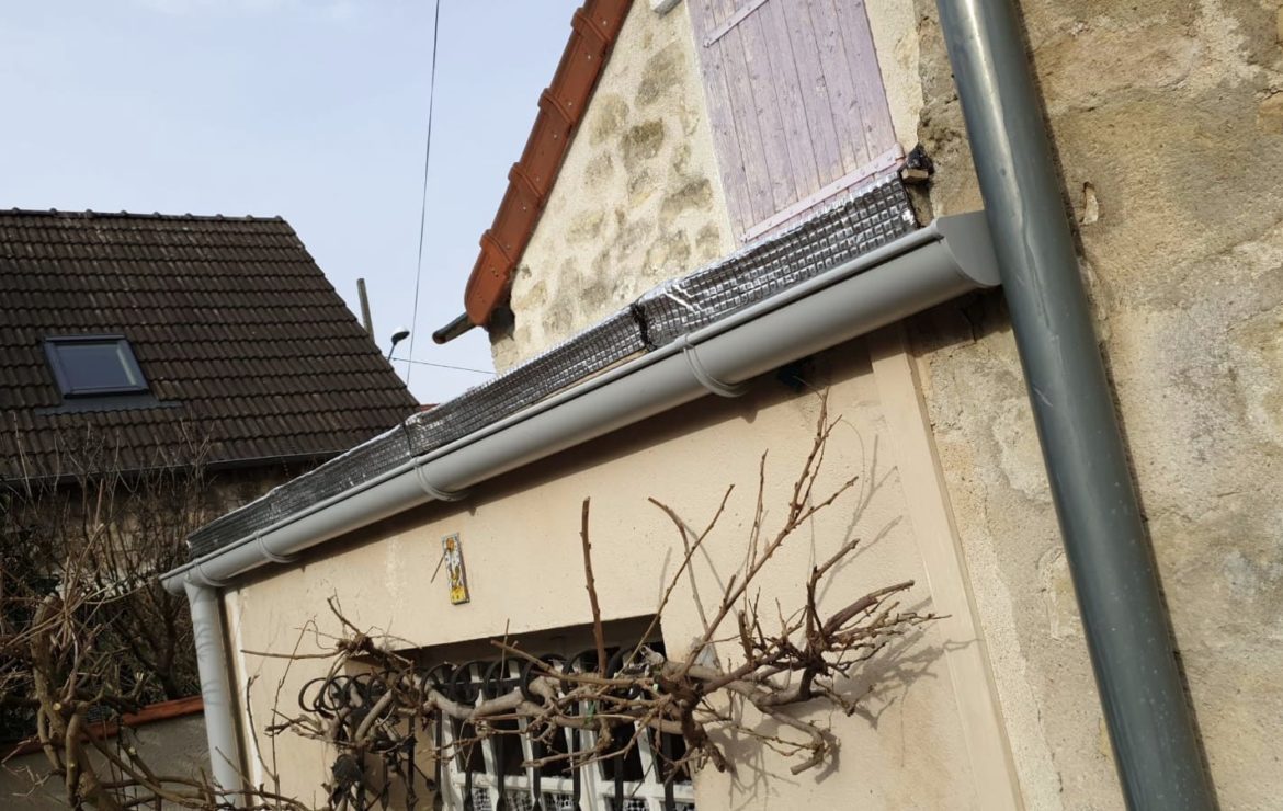 Couvreur Auvers-sur-Oise – Gouttière et étanchéité toiture goudronnée 95